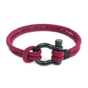 Vue rapprochée détaillée d'un bracelet pour homme en corde rouge avec fermoir inox.