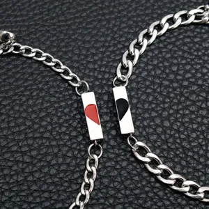 Vista detallada de pulseras de cadena con corazón magnético de pareja de acero inoxidable.