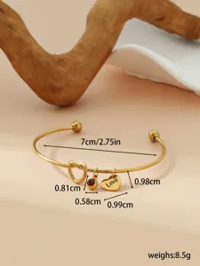 Vue détaillée du bracelet en acier inoxydable doré avec nœud cœur, pierre et dimensions.