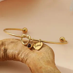 Vue détaillée du bracelet pendentif cœur en acier inoxydable et belle pierre de naissance.