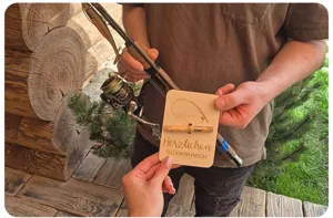 Cartolina regalo in soldi di legno con corda di iuta, biglietto rustico per feste e compleanni.