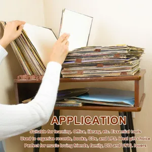 Séparateurs de vinyles en bois avec onglets, idéal rangement pour livres et CD sur étagère.