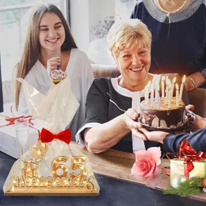 Panneau en bois chiffre 65 anniversaire avec guirlande lumineuse nœud déco de table.