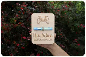 Cartolina regalo in legno con controller inciso, supporto creativo ideale per ogni occasione.