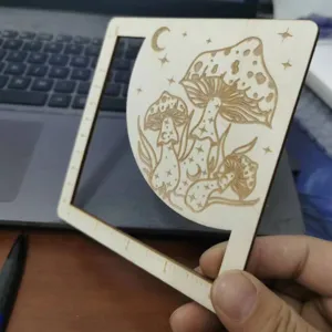 Holz Pilz Maschenprobe Messlineal Detailansicht mit präziser Lasergravur und Boho-Design.