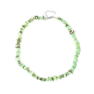 Collana di perle di pietra irregolare verde dettaglio, gioielli da spiaggia estivi.