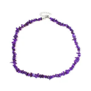 Collana di perle fatta a mano in pietre grezze irregolari viola con chiusura in argento.