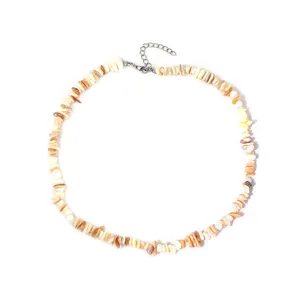 Dettaglio ravvicinato della collana di perle di pietra naturale colorata con catena in metallo.