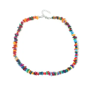 Dettaglio collana con pietre irregolari colorate, gioiello di perline fatto a mano con chiusura.