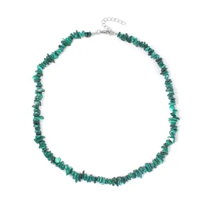 Dettaglio della collana di perle in pietra irregolare verde con catena di estensione.