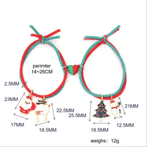 Vue détaillée de bracelet de couple de Noël avec aimant cœur et pendentifs, taille 14-26cm.