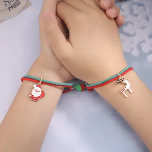 Detail de bracelet couple Noel, corde elastique rouge verte avec pendentifs renne.