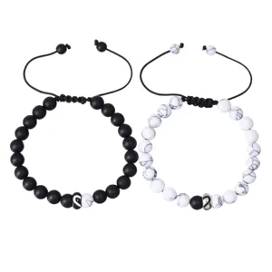Set di bracciali di perle di coppia con perline di pietra nera opaca e bianca e cuore.