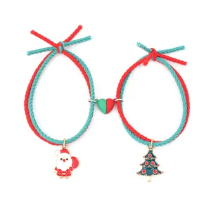 Ensemble de bracelets de couple de Noël avec cœur aimanté, père Noël et sapin festif.