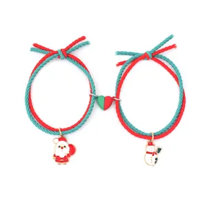 Bracelets de couple de Noël avec cordes rouges vertes cœurs magnétiques et charms mignons.
