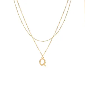 Vista dettagliata della collana doppia placcata in oro 18k con elegante ciondolo lettera Q.