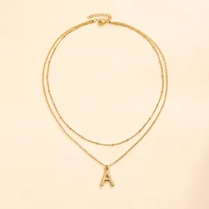 Collana doppia strato dorata con pendente lettera A, elegante gioiello in acciaio inox.