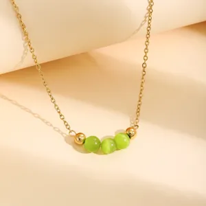 Collier de chaîne en acier inoxydable doré élégant avec des perles œil-de-chat vertes.