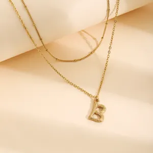 Collana con ciondolo lettera B iniziale doppia catena placcata oro 18k dettaglio donna