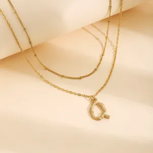 Elegante collana a catena d'oro a doppio strato con ciondolo a lettera Q per donna.