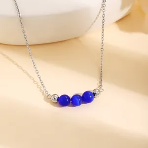 Collier chaîne en acier inoxydable avec perles œil-de-chat bleu, détail élégant.
