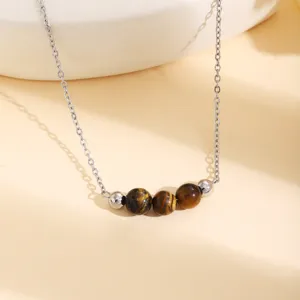 Vue détaillée d'un collier de perles minimaliste élégant avec des pierres d'œil de tigre.