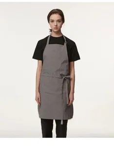 Vue détaillée du tablier de cuisine gris avec poches avant et liens ajustables pour un usage quotidien.