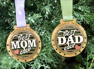 Ornamento medaglia sospesa in legno festa della mamma papà regalo badge inciso decoro