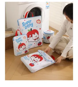 Vue détaillée du sac à linge en filet 3D portable avec un joli imprimé cartoon et poignée.