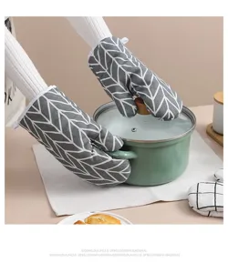 Ensemble de gants de cuisine et maniques à motif de feuilles grises résistant à la chaleur.