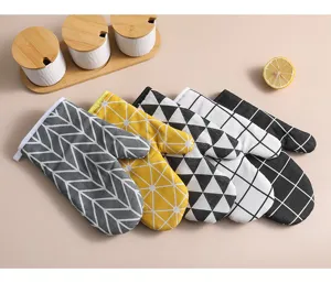 Gants de four de cuisine résistants à la chaleur ensemble avec motifs géométriques modernes.