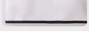 Vue détaillée du bord de tablier de cuisine TPU étanche, blanc propre avec bordure noire.