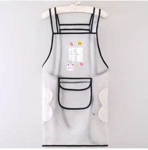 Vue de détail du tablier de cuisine en TPU transparent imperméable avec poches et torchons.