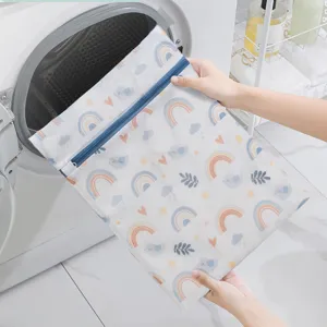 Bolsa de lavado de malla con diseño de arcoíris y cremallera para ropa delicada.