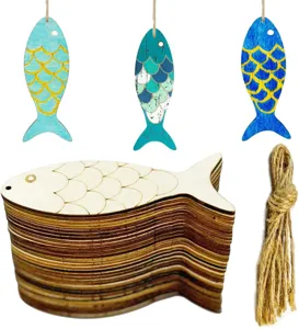 Decoupes de poissons en bois brut avec ficelle pour loisirs creatifs et decorations.