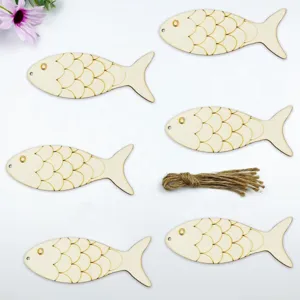 Vue détaillée de découpes de poissons en bois brut avec écailles et ficelle pour loisirs créatifs.