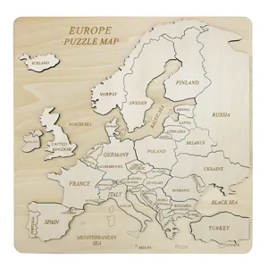 Vue detaillee du puzzle de la carte d'Europe en bois avec pays et frontieres graves au laser.