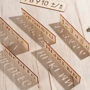 Détail de pochoir en bois avec lettres et chiffres sculptés projetant des ombres artistiques.