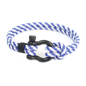 Beau bracelet tressé en corde bleu et blanc avec manille en métal noir pour hommes élégants.