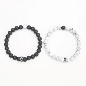 Set di bracciali di perle di coppia con ciondoli a cuore in nero opaco e turchese.