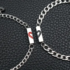 Pulsera de pareja con corazón magnético de acero inoxidable detalle, joyería de cadena metálica.
