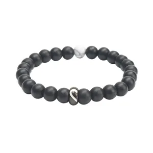 Bracciale di perle nere opache con howlite bianca e cuore in acciaio inossidabile chic.