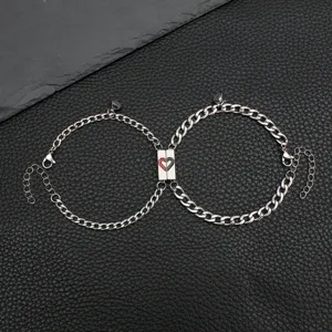 Pulsera de pareja magnética de acero inoxidable con dije de corazón dividido para enamorados.