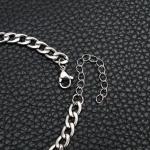 Detalle de pulsera eslabones de acero inoxidable con cierre de mosquetón seguro y cadena ajustable.