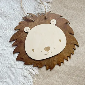Suspension murale lion en bois nordique joli décor de chambre d'enfant accessoire photo.