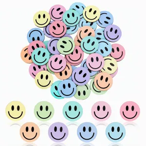 Bunte hölzerne Smiley-Gesicht-Chips Detail, ideal für DIY-Handwerk und Dekoration.