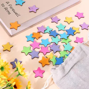 Bunte Holzsternchen im Detail, ideal für kreative DIY-Bastelarbeiten und Kinderprojekte.