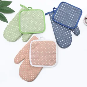 Cotton insulated oven mitts and pot holders set, heat-resistant kitchen baking tools detail.