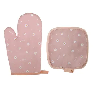 Cotton pink daisy print kitchen oven mitt and pot holder set for high temperature baking.