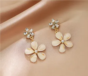Magnifiques boucles d'oreilles marguerite coréenne avec strass brillants et finition or.
